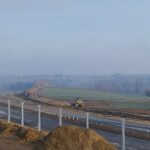 05_2024.11.20_DK9 km 2+800 widok od strony południowej na DD20 profilowanie 1-szej w-y nasypu