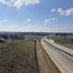 06_25.03.2025 DK9 km 1+400 widok od strony północnej z wiaduktu WD-5 na DK 9, oraz rozjazdy i ES-3