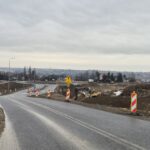 10.28.02.2025 DK9 km 1+200 widok od strony północnej na rondo włączenie dołącznika DK74, węzeł WO I objazd przy ul. Kościuszki