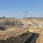 11_20.03.2025 DK9 km 4+100 widok od strony południowej na ES-4 i umocnienie rowu i skarp