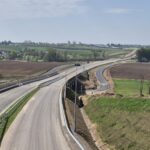 04_2025.04.22_DK9 km 1+400 widok od strony północnej z wiaduktu WD-5 na DK 9, oraz DD-16 i ES-3