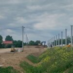 02_2025.05.27_DK9 km 0+090 widok od strony południowej na DK 9, montaż ekranów akustycznych