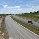 25_2025.05.30_S74 km 8+450. Widok w kier. południowym (pomiar równości podłużnej na w-wie wiążącej)