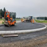 02_2025.07.17_DK9 km 0+020 widok od strony północnej na DK9 i KD1 podbudowa MMA na pierścieniu ronda