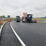 08_2025.07.08_DK9 km 4+550 widok od strony północnej na WD-3 węzeł WO układanie AC 16W