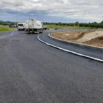 09_2025.07.11_DK9 km 4+550 widok od strony południowej na WD-3 węzeł WO układanie AC 16W na pierścieniu wewnętrznym