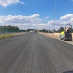 02_2025.08.21_DK9 km 0+700 widok od strony południowej na DK9 pobocza