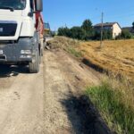 03_2025.08.13_DK9 km 0+020 widok od strony południowej na DD 15.1 zdjęcie humusu