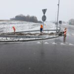 08_2025.11.26_DK9 km 3+250 widok na rondo Legionów montaż barier i poprawa BRD